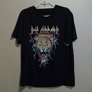 Graphic tshirt def leopard size medium